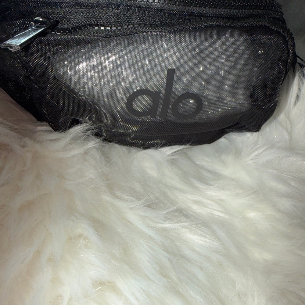 ALO Yoga Mesh Fanny Pack in Black  Es With Tags